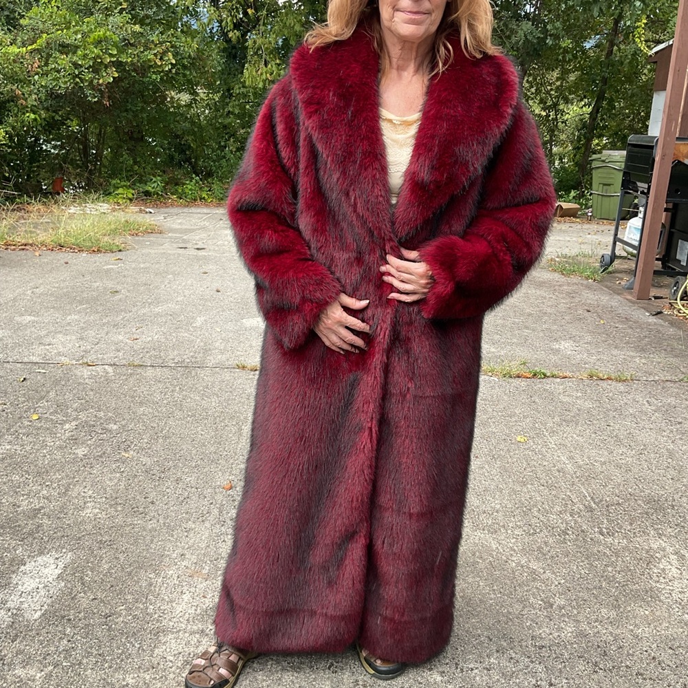 NWOT Beautiful burgundy full length faux fur with black guard hairs L
